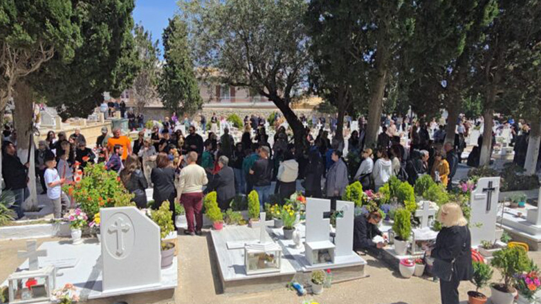 Σύρος: Βουβός πόνος και συγκίνηση στην περιφορά του Επιταφίου μέσα στα μνήματα