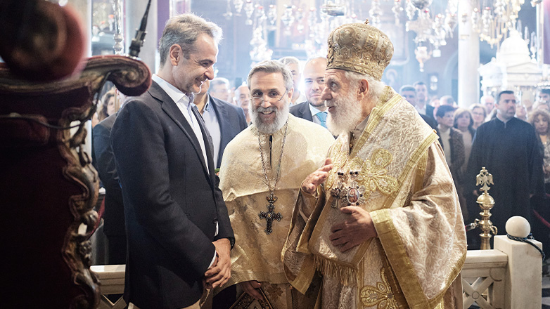 Ο Κυριάκος Μητσοτάκης παρακολούθησε την πρώτη Ανάσταση στην Τήνο