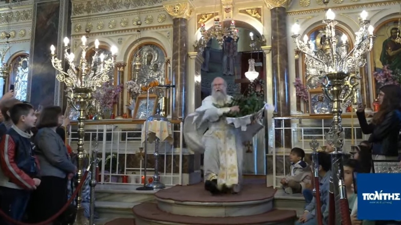 Πρώτη Ανάσταση: Ο… ιπτάμενος ιερέας, που μοιράζει δάφνες στη Χίο