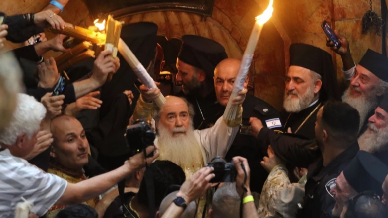 Άναψε το Άγιο Φως στο Ναό της Αναστάσεως στα Ιεροσόλυμα