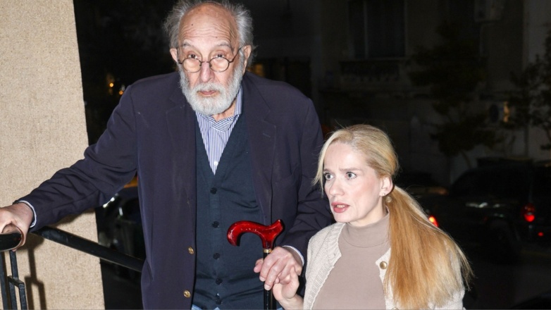 Αλέξανδρος Λυκουρέζος: Με την σύντροφό του, Τζένη Οικονόμου στην περιφορά του Επιταφίου στον Άγιο Διονύσιο Αρεοπαγίτη