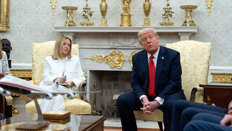 Η συγγνώμη της διερμηνέα της Μελόνι για την αμήχανη στιγμή με τον Τραμπ