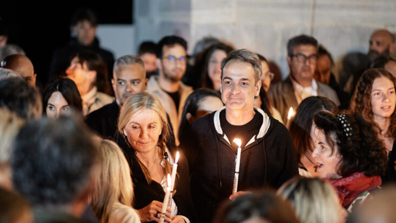 Μητσοτάκης: Στην Ακολουθία της Αναστάσεως στην Τήνο με τη σύζυγό του