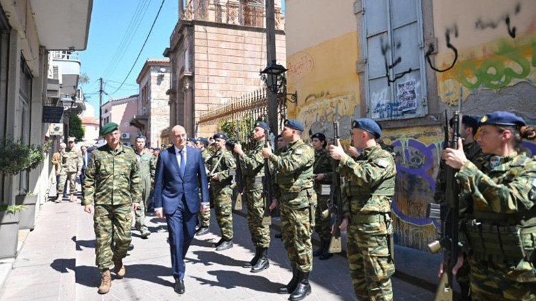 Πάσχα σε μονάδες της Λέσβου έκανε ο Νίκος Δένδιας