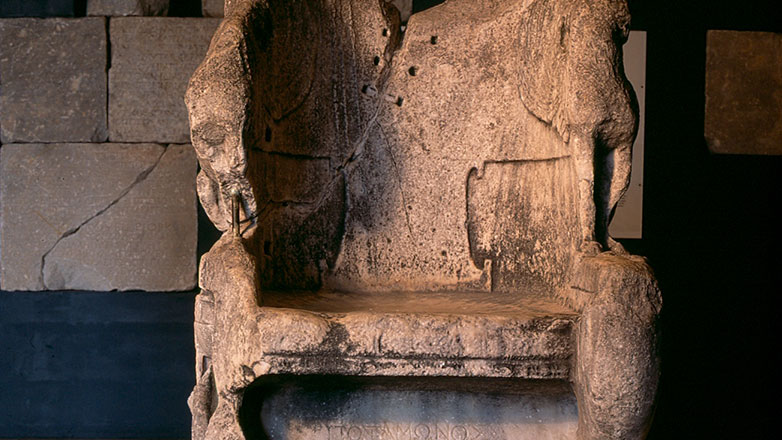 Ο θρόνος του Ποτάμωνα: Από το αρχαίο θέατρο στη δεύτερη Ανάσταση της Μυτιλήνης