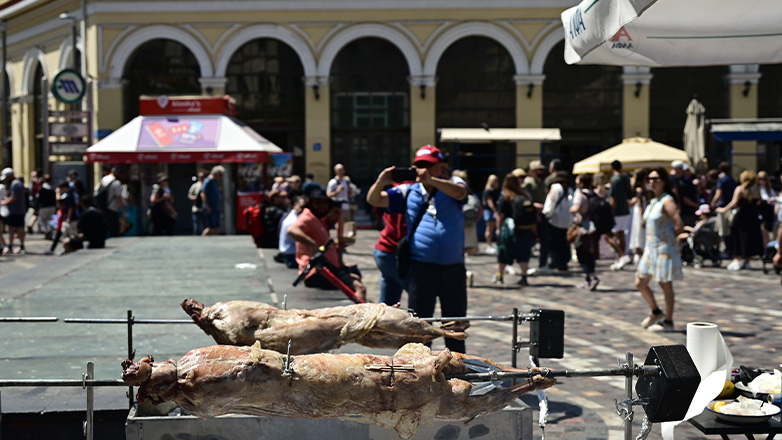 Έστησαν σούβλες στο Μοναστηράκι