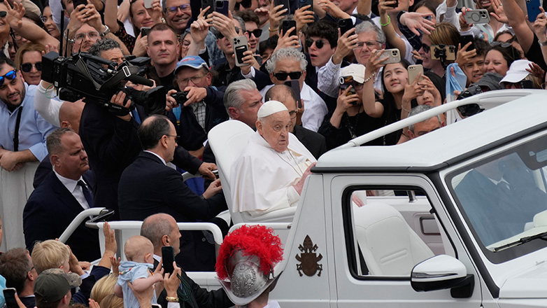 Ο Πάπας Φραγκίσκος ευλόγησε τους πιστούς από το «papa mobile»