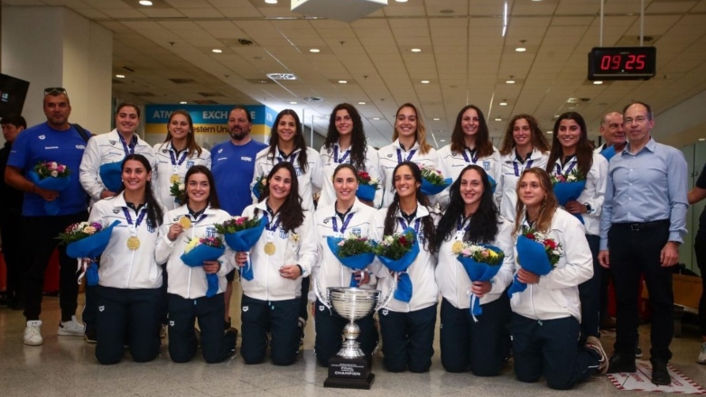 Με το κύπελλο στις αποσκευές της έφτασε στην Αθήνα η Εθνική Πόλο Γυναικών