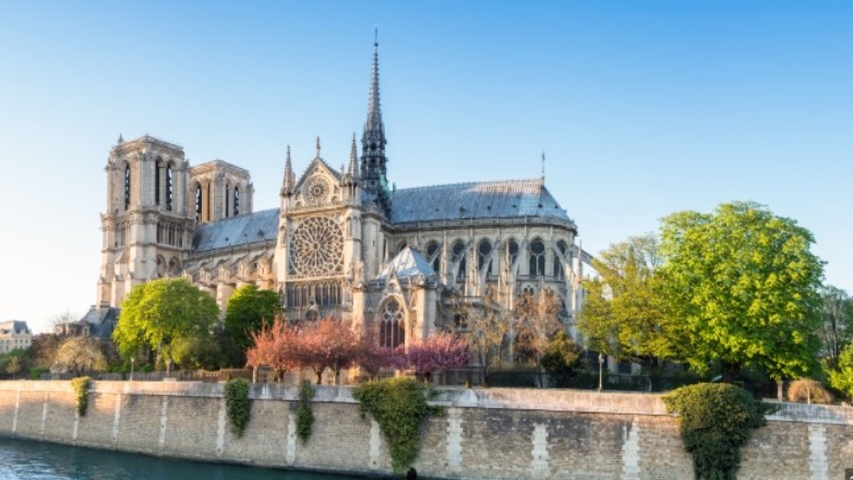 Οι καμπάνες της Νοτρ Νταμ χτύπησαν 88 φορές για να τιμήσουν τον Πάπα