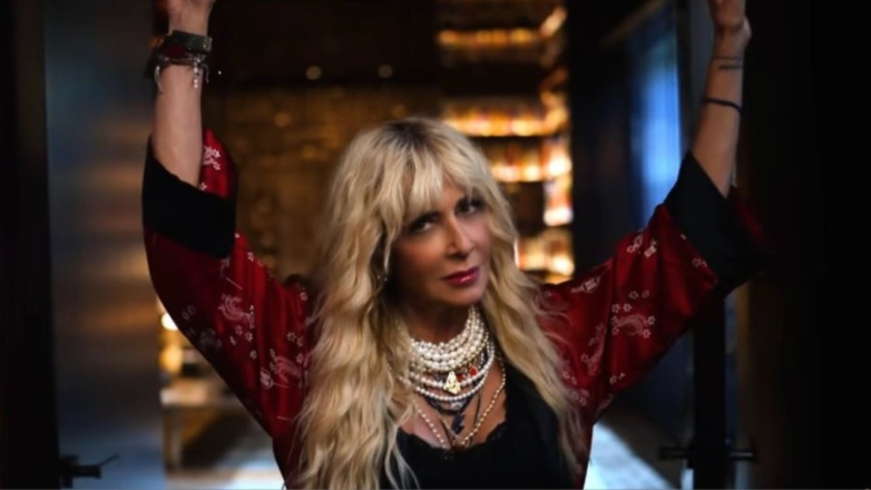 Άννα Βίσση: Ποζάρει με πολύχρωμο μαγιό στην παραλία – Η σέξι φωτογραφία από τις πασχαλινές διακοπές της στις Φιλιππίνες