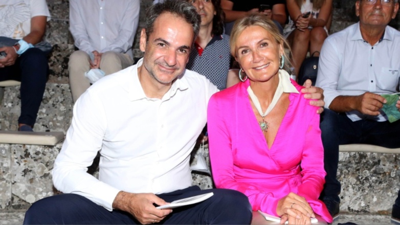 Κυριάκος Μητσοτάκης – Μαρέβα Γκραμπόφσκι: Η φωτογραφία από τις διακοπές τους στην Τήνο και οι ευχές τους για το Πάσχα