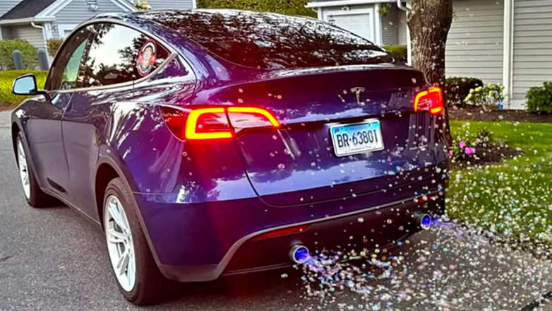 Έκανε το Tesla Model Y του να…πυροβολάει σαπουνόφουσκες και πουλάει την πατέντα του για 700 δολάρια (Βίντεο)