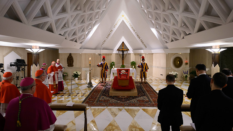 Σε ανοιχτό φέρετρο η σορός του Πάπα