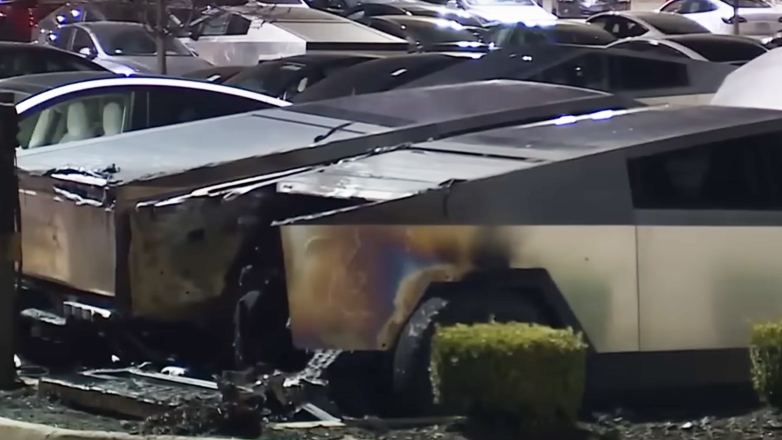 Φοιτητής 19 ετών αντιμέτωπος με πολυετή φυλάκιση επειδή πέταξε μολότοφ σε δύο Tesla (Βίντεο)