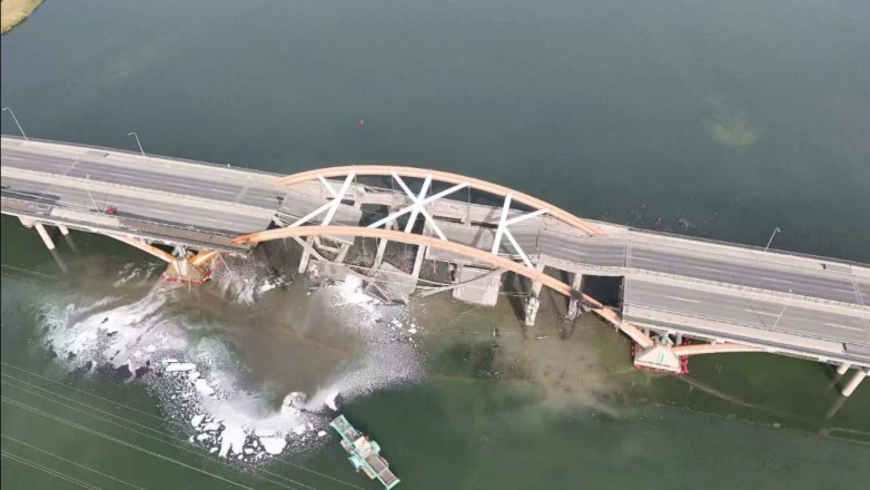 Γέφυρα κατέρρευσε στο Πεκίνο, μετά από φωτιά