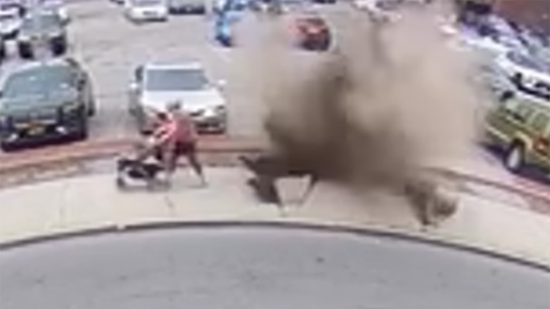 Γιαγιά με τα εγγόνια της τη γλυτώνουν τελευταία στιγμή από έκρηξη φρεατίου – Απίστευτο βίντεο