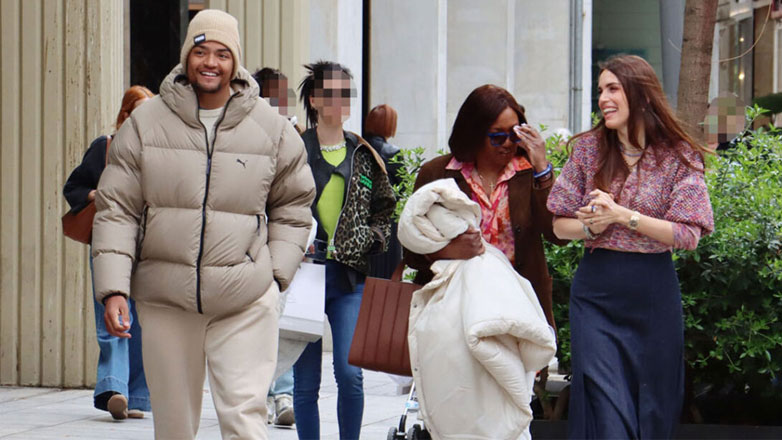 Εμμανουήλ Καραλής: Για ψώνια στο κέντρο της Αθήνας μαζί με τη μητέρα του – Φωτογραφίες