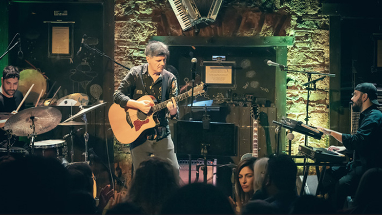 Ο Φοίβος Δεληβοριάς live στο Λονδίνο