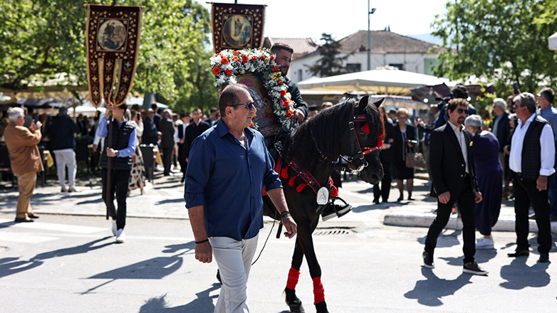 Γόννοι: Περιφορά με άλογα της εικόνας του Αγίου Γεωργίου – Παρούσα και η Ζωή Κωνσταντοπούλου