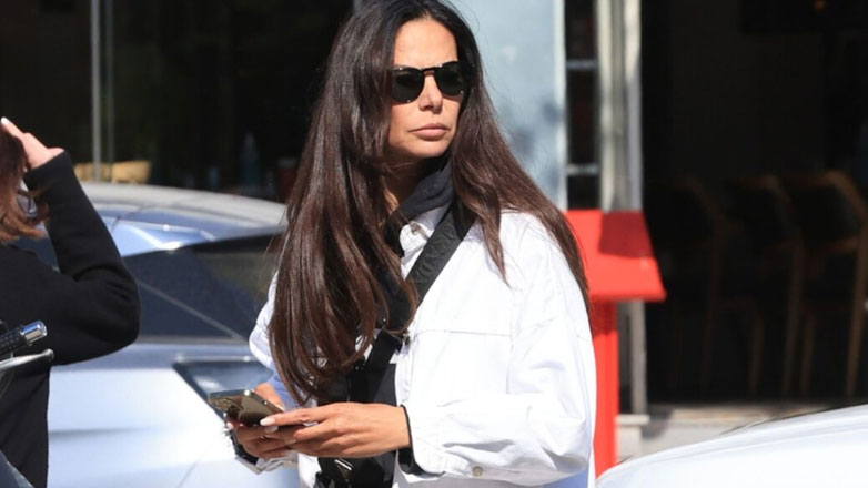 Εύη Βατίδου: Εντελώς άβαφη στο κέντρο της Γλυφάδας – Φωτογραφίες