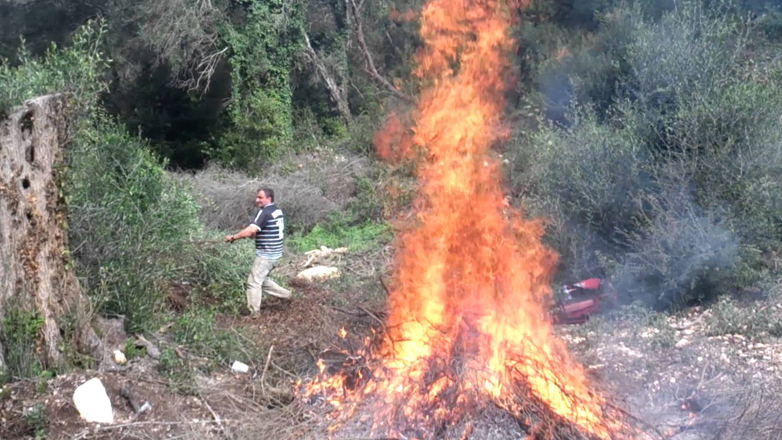 Συλλήψεις και επιβολή προστίμων για καύση υλικών σε χωράφια