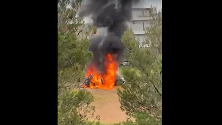 Η στιγμή που το ΙΧ των εκτελεστών του Μοσχούρη παραδίδεται στις φλόγες