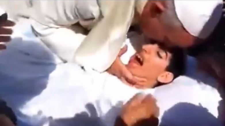 Η συγκινητική στιγμή που ο Πάπας Φραγκίσκος κατέβηκε από το αυτοκίνητό του για να χαιρετίσει ένα κοριτσάκι με ειδικές ανάγκες