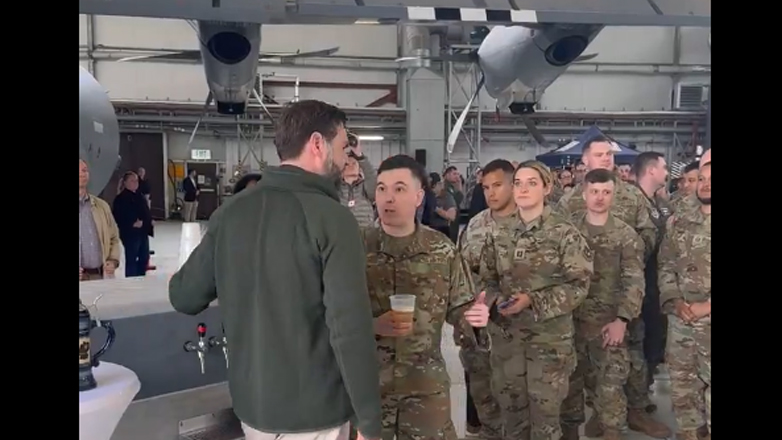 Ο Βανς μοιράζει μπύρες στους αμερικανούς στρατιώτες στο Ράμσταϊν