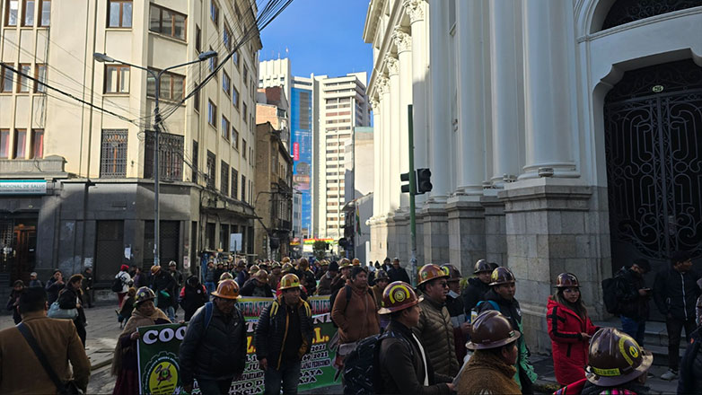 Βολιβία: Χιλιάδες μεταλλωρύχοι παραλύουν την πρωτεύουσα Λα Πας διαδηλώνοντας για την έλλειψη καυσίμων