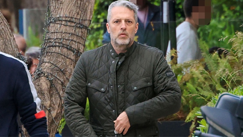 Ανδρέας Καψάλης: Μοναχική βόλτα στη Γλυφάδα μετά το χωρισμό του από την Έλενα Παπαρίζου