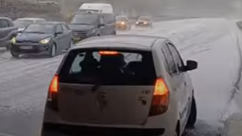 Ηράκλειο: Οδηγοί εγκλωβίστηκαν σε τούνελ από τη σφοδρή χαλαζόπτωση