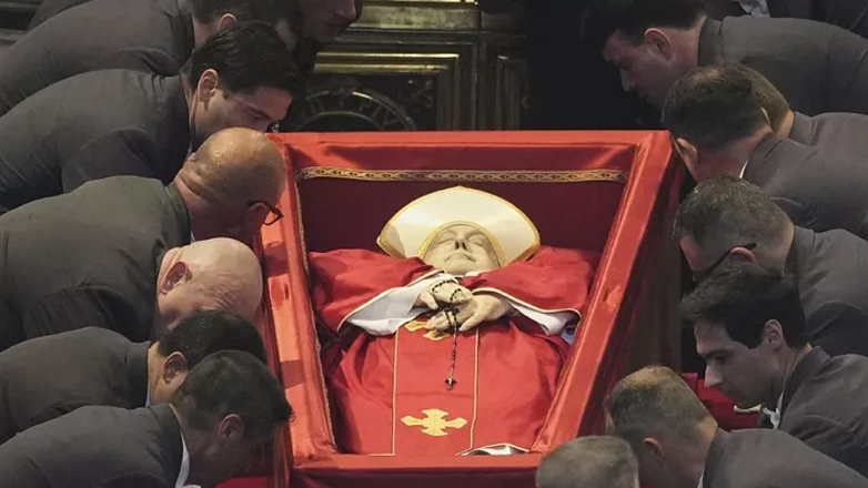 Τι είναι η θανατοπραξία στην οποία υποβλήθηκε η σορός του Πάπα Φραγκίσκου