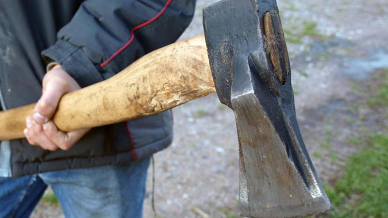 Λάρισα: Επιτέθηκε σε ανήλικους με τσεκούρι