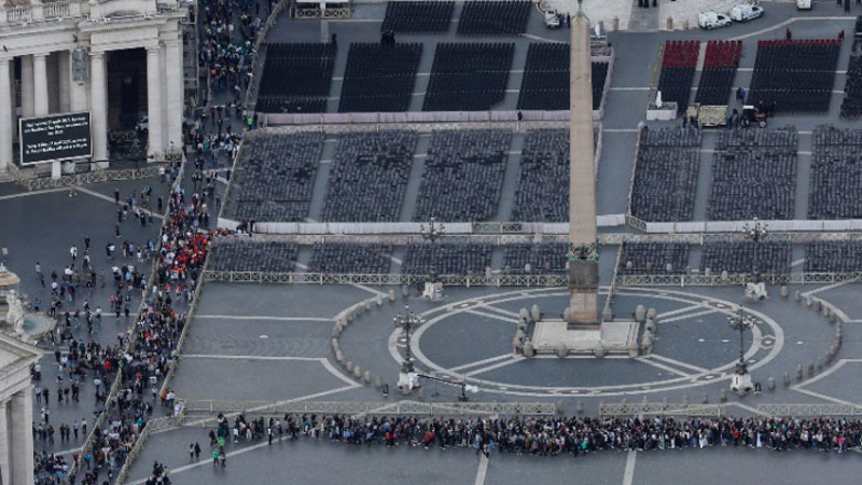 Βατικανό: Πάνω από 150.000 προσκυνητές εισήλθαν στη Βασιλική του Αγίου Πέτρου