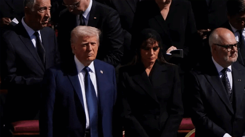 Κηδεία Πάπα Φραγκίσκου: Ο Donald Trump έσπασε το πρωτόκολλο και έκατσε στην πρώτη σειρά