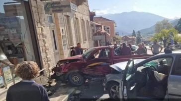 Λεβίδι: Αυτοκίνητο «καρφώθηκε» σε Φαρμακείο – Νεκρή μια ηλικιωμένη