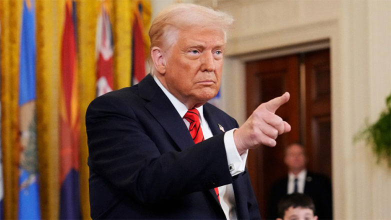 Ο Τραμπ αξιώνει δωρεάν διέλευση των αμερικανικών πλοίων από τις διώρυγες του Παναμά και του Σουέζ