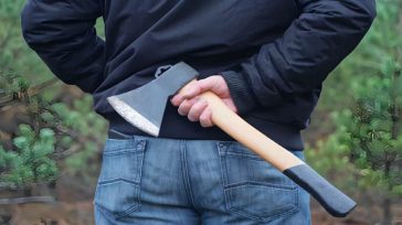 Τρόμος στη Λάρισα: Άνδρας επιτέθηκε με τσεκούρι σε τρία παιδιά και τραυμάτισε το ένα