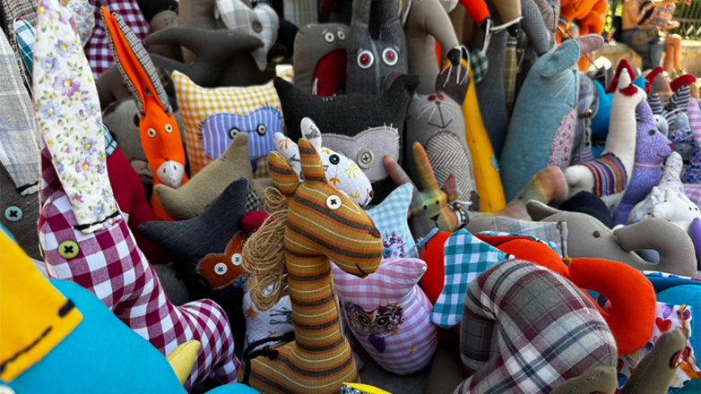 Ράβοντας ιστορίες, όταν τα παλιά ρούχα γίνονται κούκλες