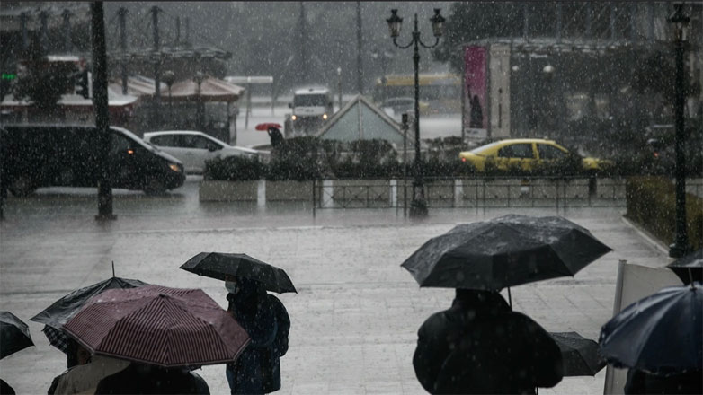 Χειμωνιάτικο σκηνικό με καταιγίδες και χαλάζι