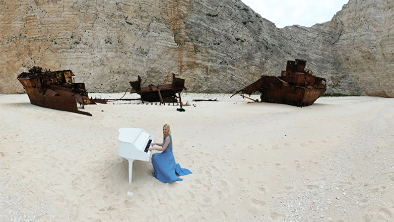 Η Έλενα Ξυδιά με το πιάνο της στο Ναυάγιο της Ζακύνθου