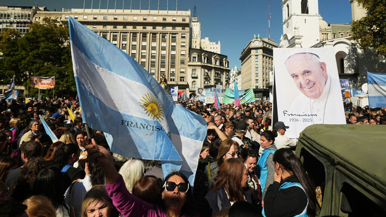 Το «ύστατο χαίρε» στον Πάπα Φραγκίσκο – Πλήθος κόσμου στην κεντρική πλατεία του Μπουένος Άιρες