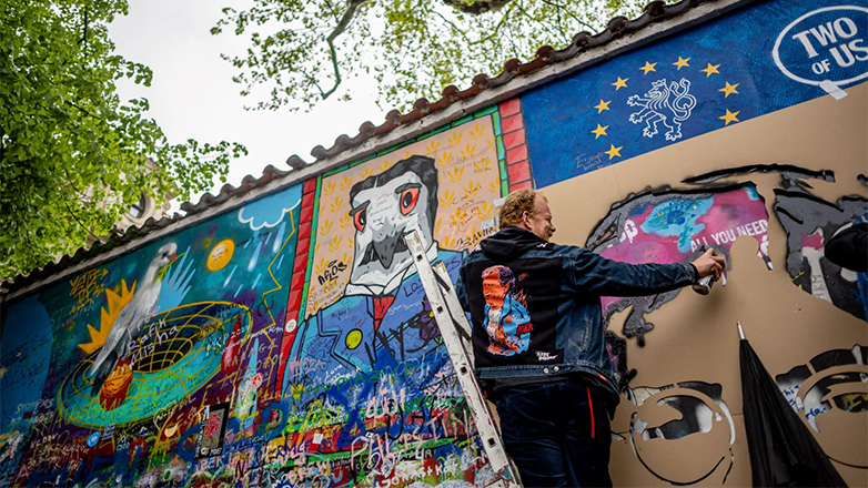 Με εκδηλώσεις θα τιμηθεί η 45η επέτειος ανέγερσης του Τείχους του Λένον στην Πράγα