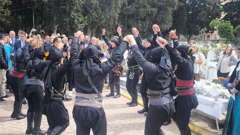 Θεσσαλονίκη: Με λύρες, νταούλια και ποντιακούς χορούς αναβίωσε το Ταφικό Έθιμο στα Κοιμητήρια Καλαμαριάς