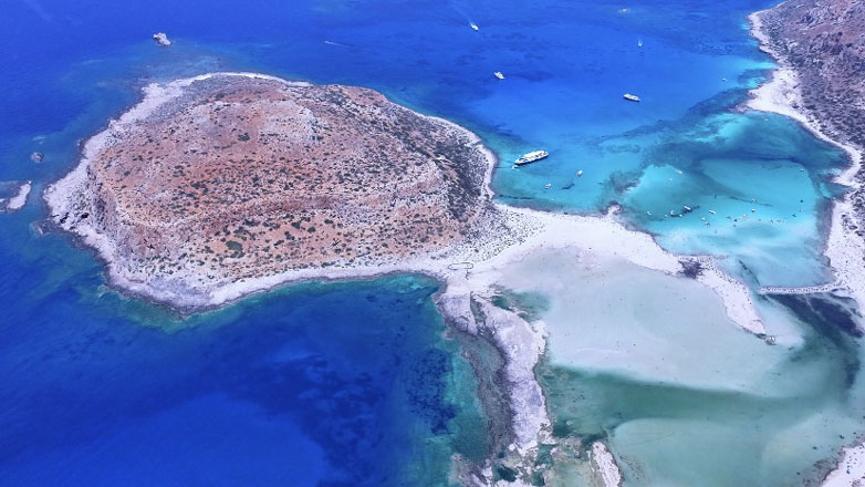 Ένα μαγικό ταξίδι από τη Γραμβούσα στον Μπάλο με φόντο τα τιρκουάζ νερά και την άγρια ομορφιά της Κρήτης