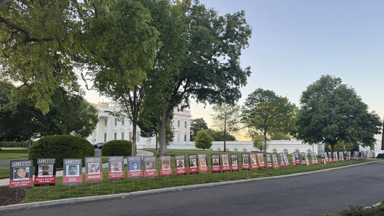 Ο Λευκός Οίκος «στολίστηκε» με αφίσες μεταναστών που έχουν συλληφθεί για εγκλήματα