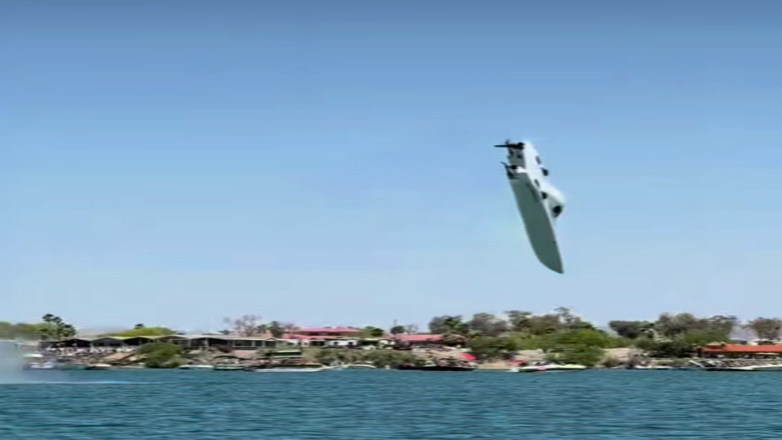 Εντυπωσιακό βίντεο με ταχύπλοο εκτός ελέγχου να εκτοξεύεται στον αέρα με 320 χλμ. την ώρα