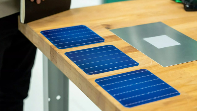 Η Mercedes αναπτύσσει ειδική βαφή που απορροφά τις ηλιακές ακτίνες και τις μετατρέπει σε αυτονομία για EV