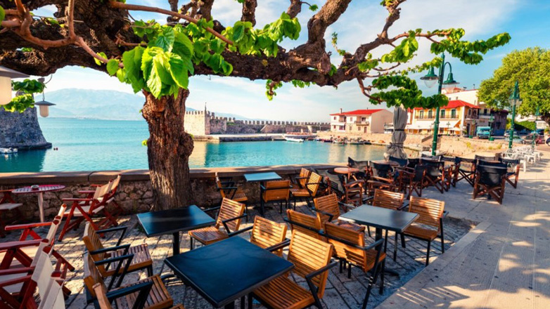 Η ωραιότερη παραθαλάσσια πόλη δύο ώρες μακριά από την Αθήνα