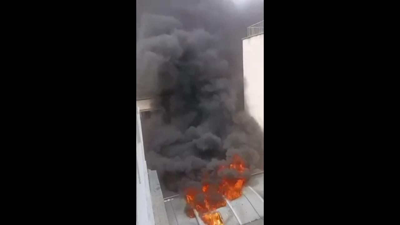 Μια γυναίκα στο νοσοκομείο από την πυρκαγιά σε κατάστημα στην Πάτρα